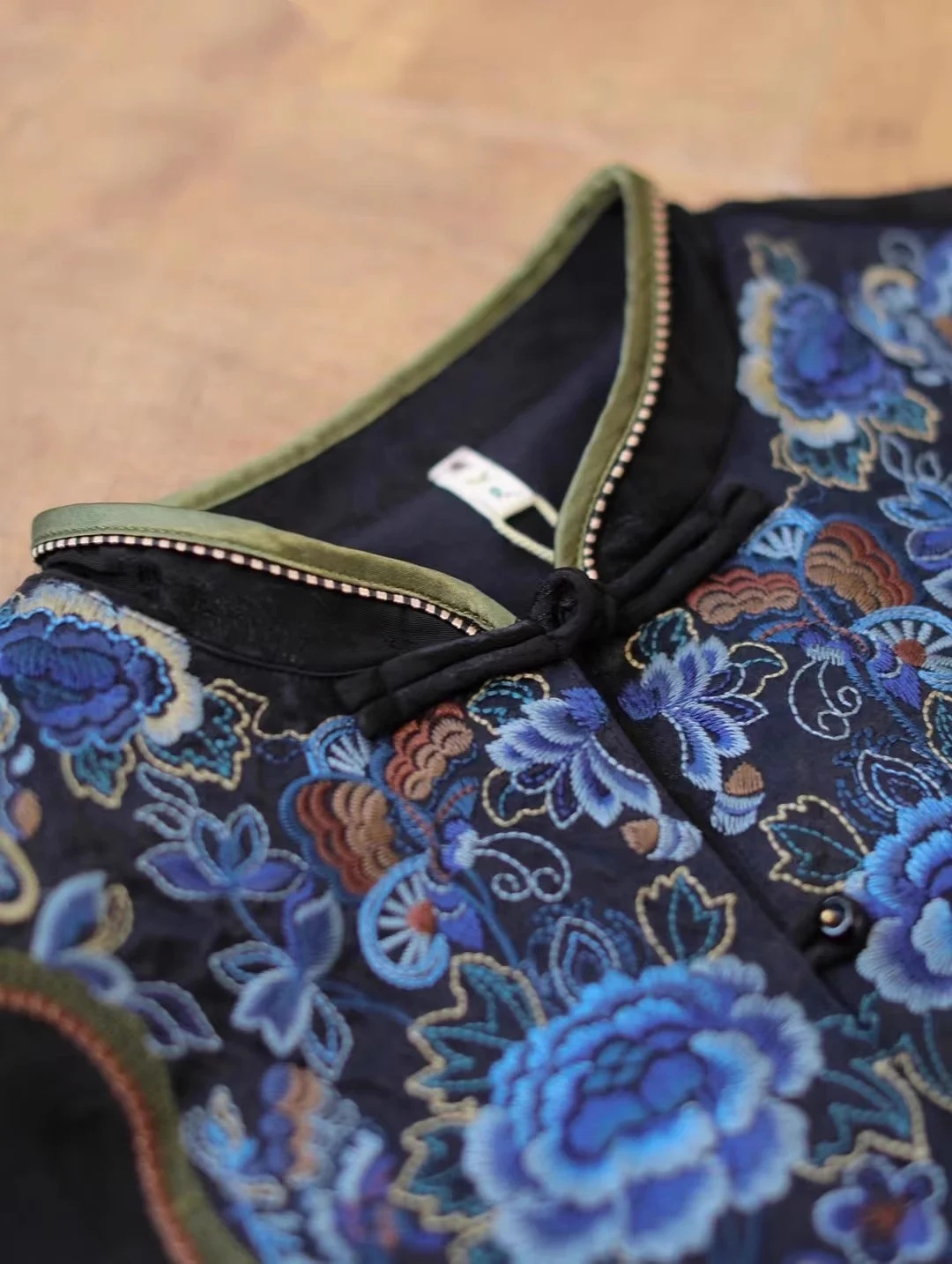 Kadınlar için lüks bahar bluz  - Embroidery On Black Shirt incelemesi ve fiyatı